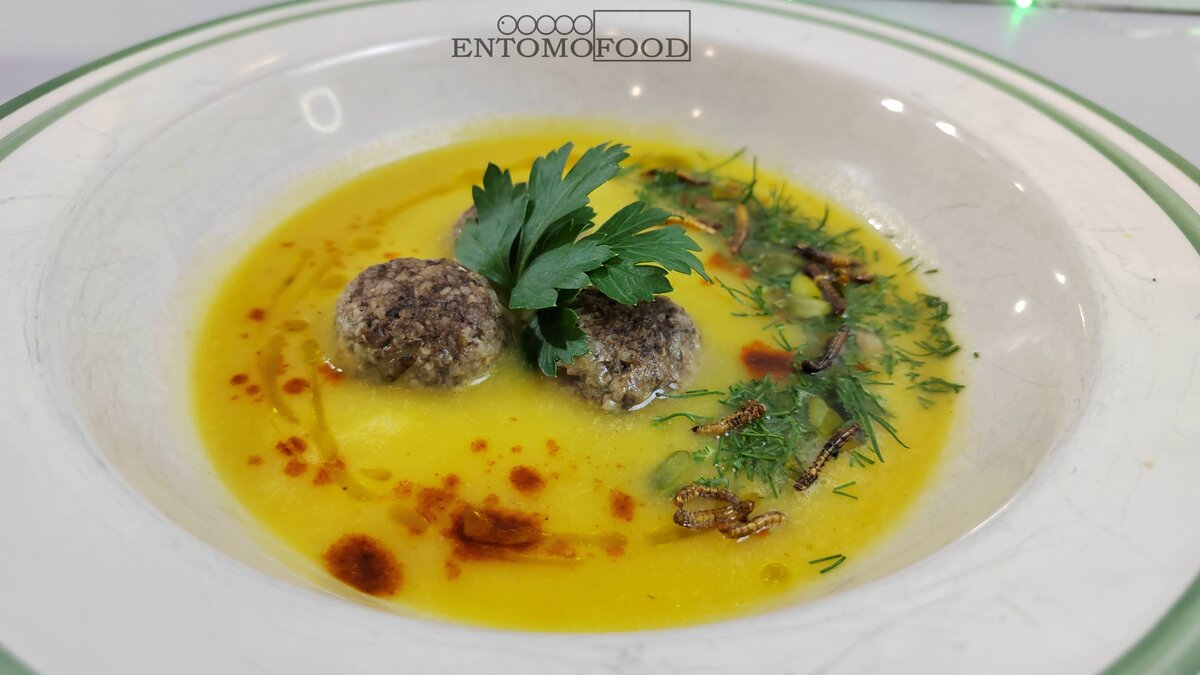 Фото готового блюда: "Тыквенный суп с фрикадельками из мучных червей"