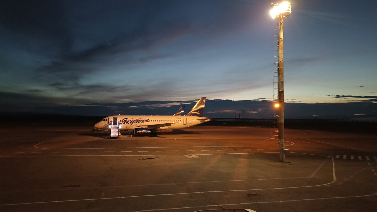 Наш самолет ожидает нас. 