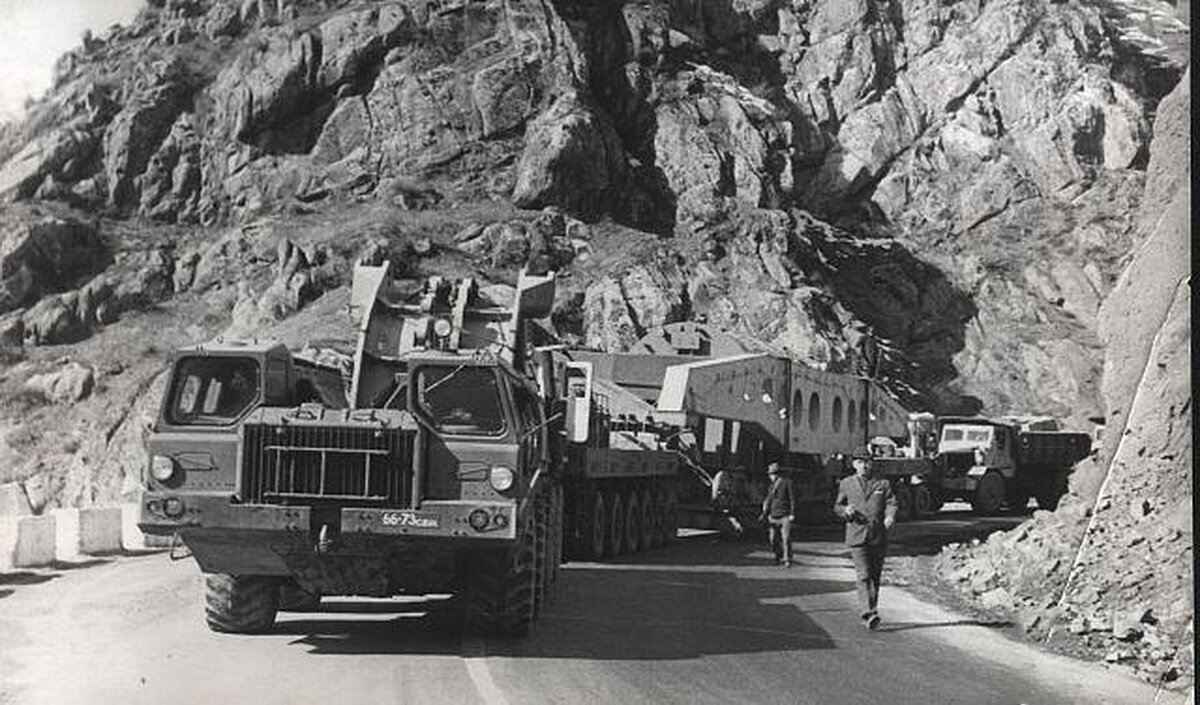 Перевозка трансформатора по "новой" дороге, до Нурека около 10 километров. Фото из соцсетей.