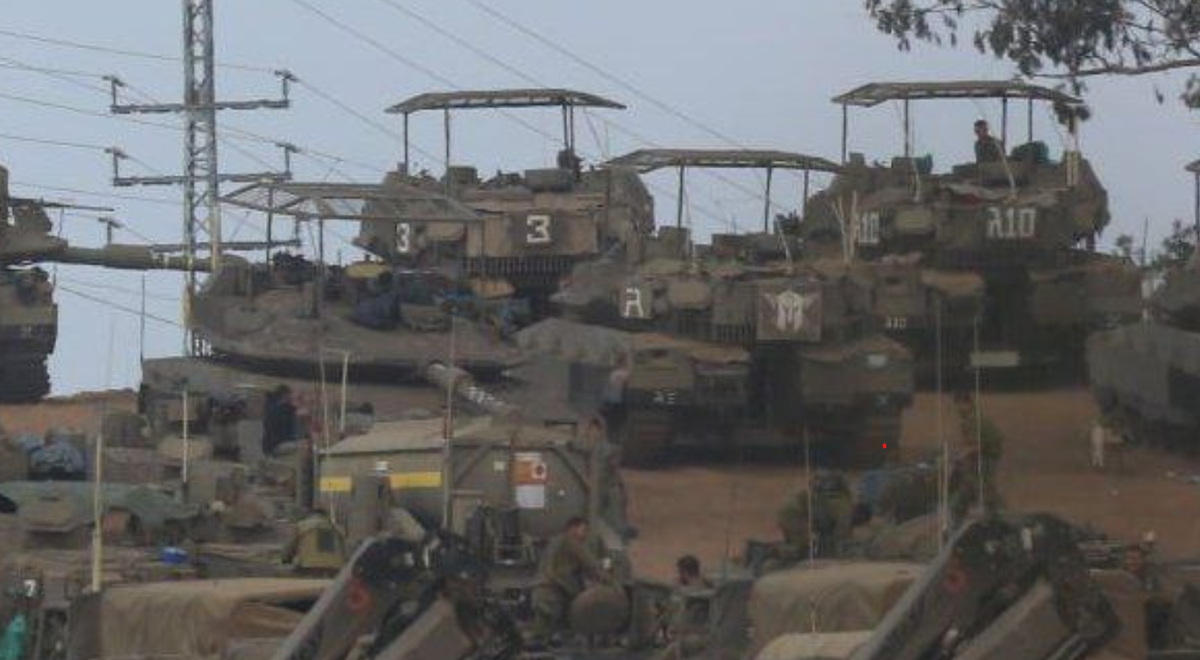 На израильские танки Merkava установили навесы для защиты от дронов
