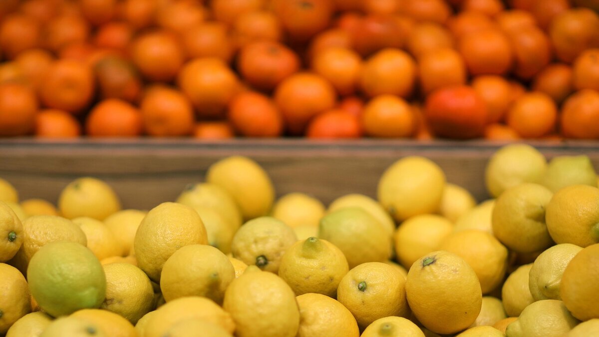    Когда лучше покупать цитрусовые фрукты, чтобы были сочными? Советует шеф© РИА Новости / Виталий Тимкив