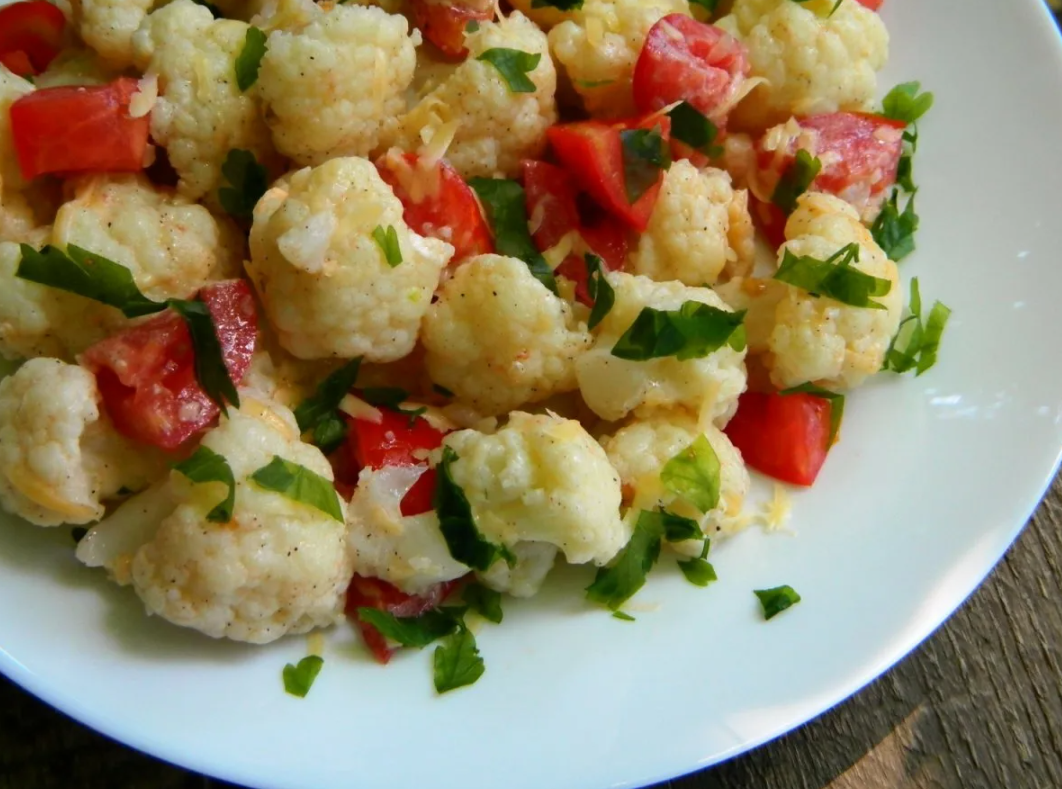 Салат с цветной капустой. Цветная капуста с помидорами. Салат из цветной капусты с помидорами. Салат из цветной капусты помидоров и зелени.