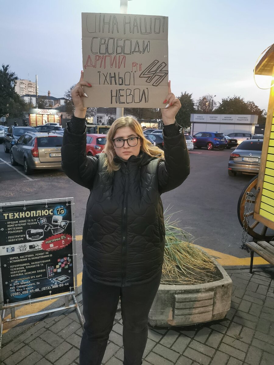 Родственники «азовцев» вышли на митинг с символикой гитлеровской СС |  Политнавигатор | Дзен