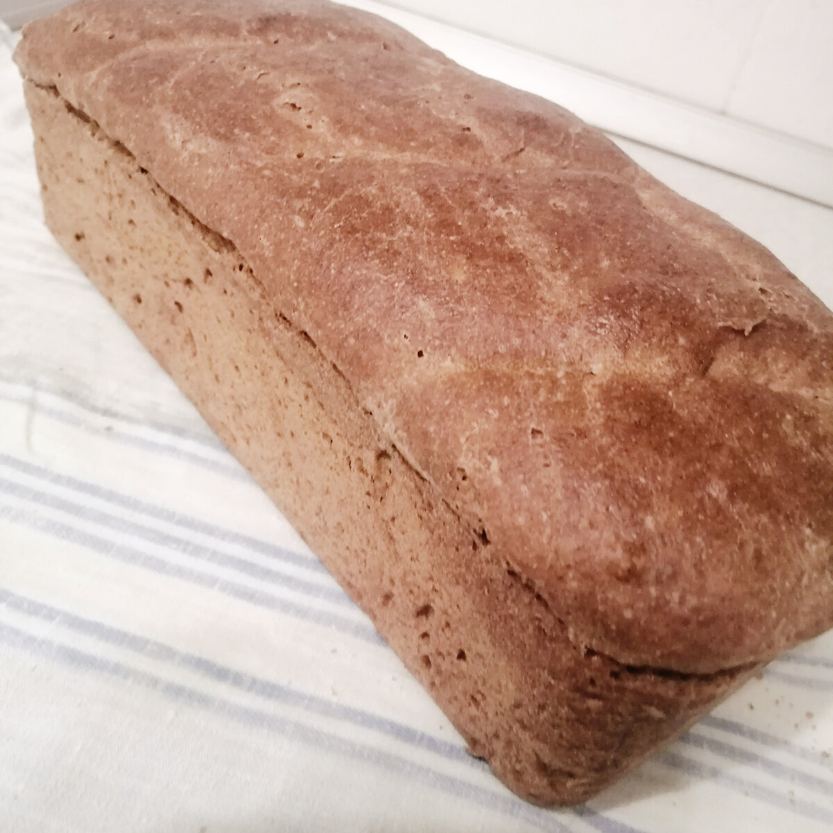 
Праздников много каждый день. Огромное число событий отмечают ежедневно. 
Заглянем сегодня на   территорию праздника.
 
"Хлеб всему голова! "
Кто не знает эту пословицу?
И действительно, это самый важный продукт. 
У бедных и богатых титулованных особ  он был всегда главным на столе. 
На Руси всегда почитали хлеб и относились к нему бережно.
 Всегда на Руси благодарили землю, которая давала такой ценный продукт. 
Обязательно в дорогу берут краюху хлеба, в храме причащают вином и хлебом, родители в день  свадьбы встречают на пороге молодых с хлебом.

 А уж сколько поговорок и пословиц на Руси было посвящено хлебу.

Но только с 2006г. 16 октября стали отмечать Международный день хлеба.
Поздравляем всеххлебопеков с этим праздником.
В давние времен хлеб пекли в каждом доме.
В хлебопечении на Руси издревна сложились свои традиции.
Хозяйка просила благословения у Бога. Она должна была находиться в хорошем настроении. 
А когда тесто подходило в доме должна была быть   тишина: нельзя было ругаться, громко разговаривать и хлопать дверью.  Традиции все остались в прошлом. Сейчас хлеб в каждом доме уже не пекут.
Но вернуть традиции предков в дом это по желанию может каждая семья. 
 Я иногда пеку хлеб. И скажу, что домашний хлеб имеет свой не повторимый вкус, обладает душевным теплом. 
 Если утеряны традиции хлебопечении, то любовь к хлебу осталась в каждом доме. 
Сейчас огромное разнообразие хлеба в наших магазинах, у каждого есть свой любимый. 
Ведь хлеб всему голова!