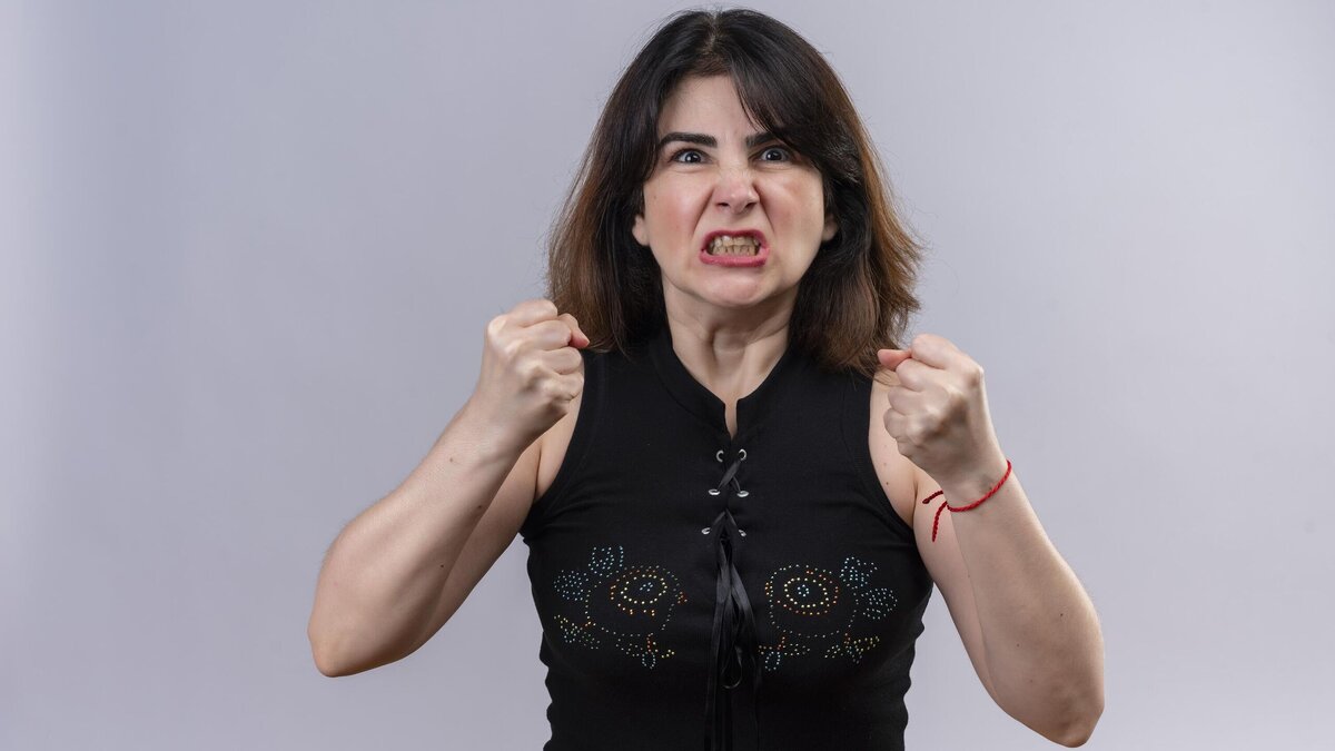    Озверела: женщина избила сотрудника зоомагазина из-за поводка© Freepik | stockking