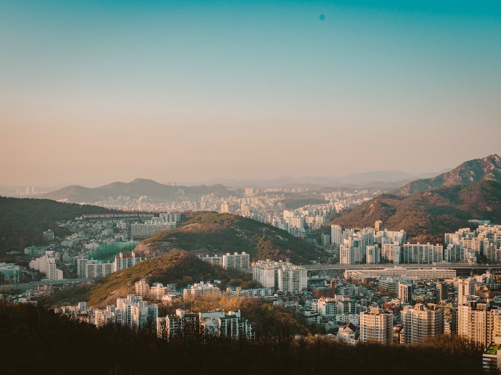 Большинство крупных городов в Южной Корее расположены в зоне горных массивов и рельеф в них холмистый. В любой момент прогулка по городу может превратиться в незапланированный хайкинг, поэтому лучшая обувь для долгих прогулок — удобные кроссовки.