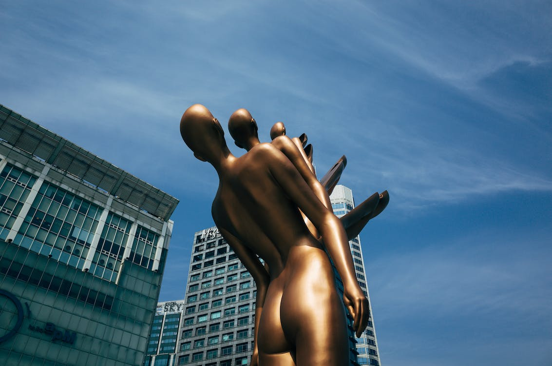 Рядом с зданием арт-центра находятся футуристические скульптуры