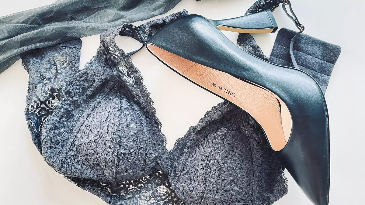     Супруга вратаря футбольного клуба «Ростов» Ксения Песьякова опубликовала фотографии в нижнем белье, снимки размещены в соцсетях.