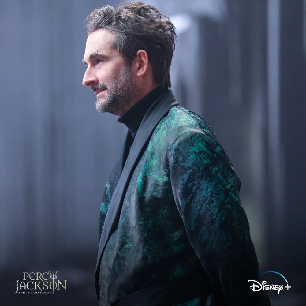     Аид, кадр из сериала «Перси Джексон и Олимпийцы» (2023)