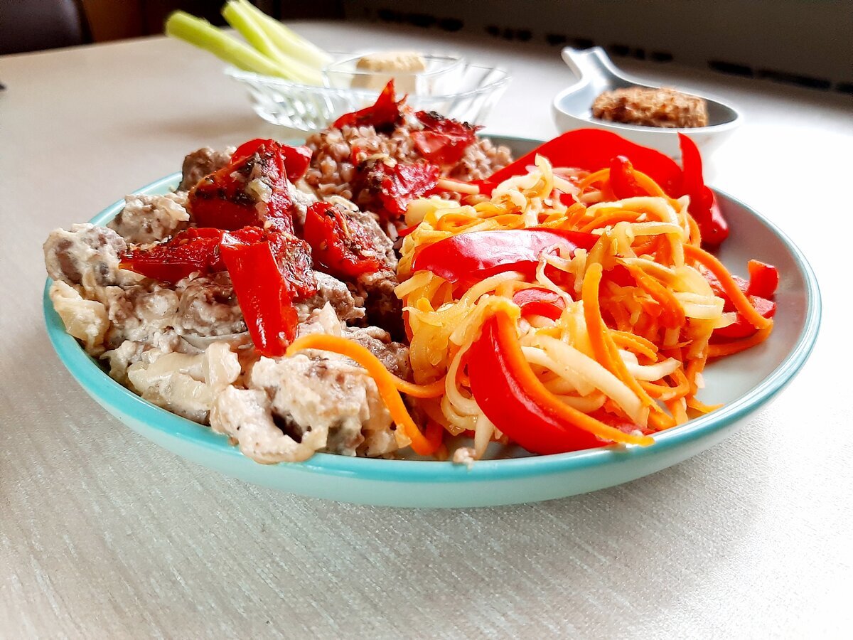 Вкуснейший обед по системе от Валентины: овощи, говяжья печень в сметанном соусе, гречка и овсяное печенье на десерт.