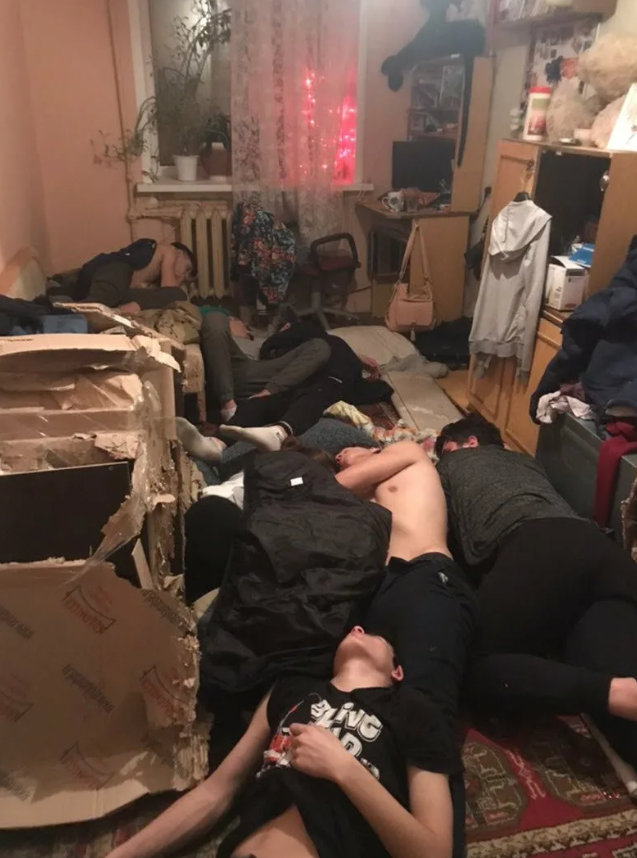 Фото с одной из тусовок пьющей молодежи 