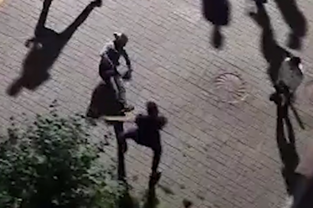    Избивали и снимали.