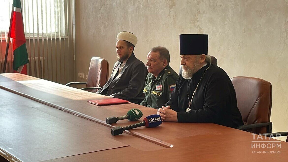 ​Военный комиссар Татарстана Сергей Погодин, протоиерей Виталий и Рустам хазрат Валиуллин пришли сегодня на отправку. Фото: © Дмитрий Шатров / «Татар-информ»