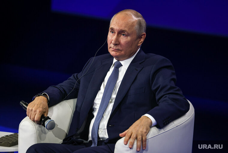    Президент России Владимир Путин по видеосвязи принял участие в открытии объектов дорожного строительства