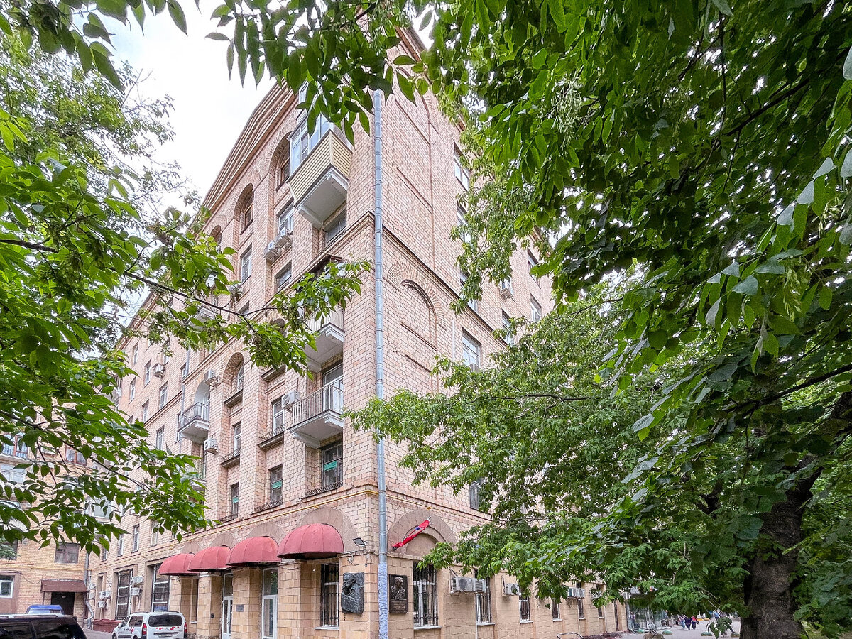 В этом кооперативном доме проживали известные актёры Л. Соколова, М. Булгакова, Г. Юматов, Л. Гайдай. 