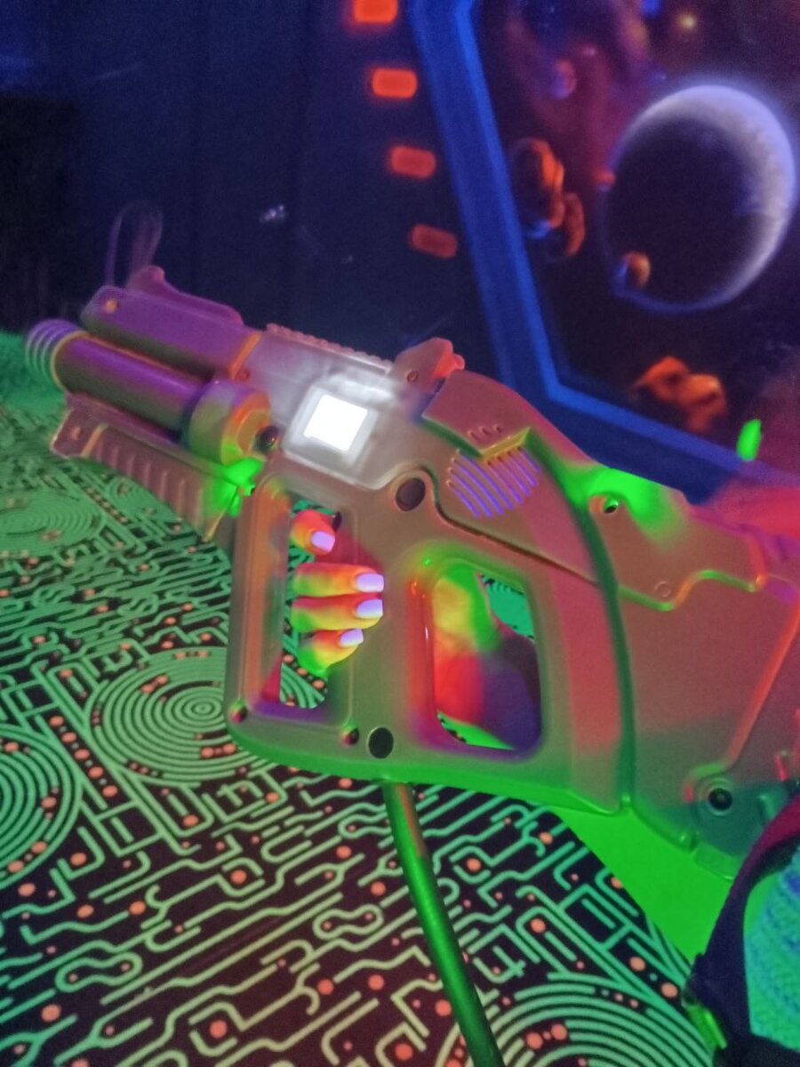 Мы с мужем играли вместе с детьми.:)