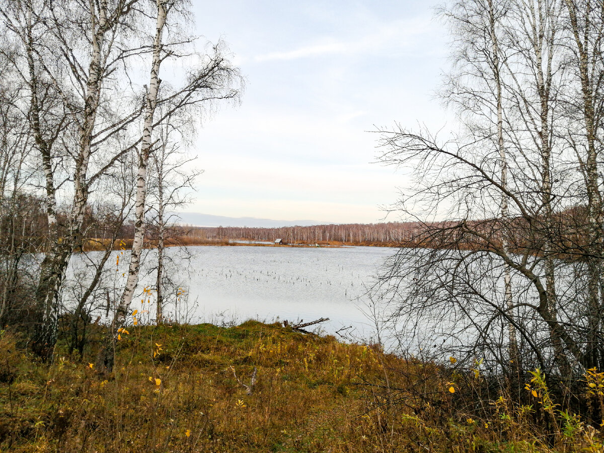 Сначала мы прибились к озеру, видите впереди полуостров и домик? Вот там рыбалка.