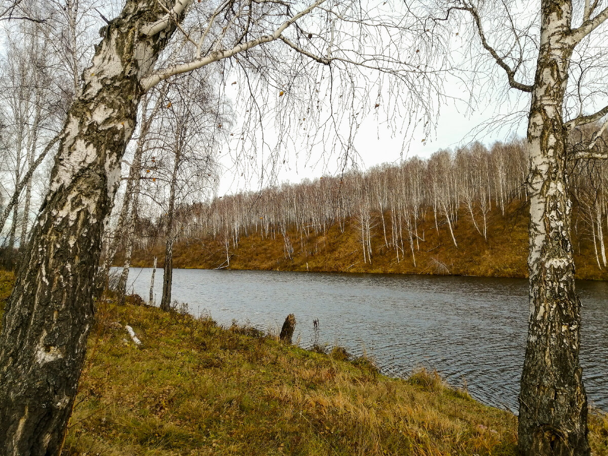 Здесь озеро сужается, это уже на пути к водопаду