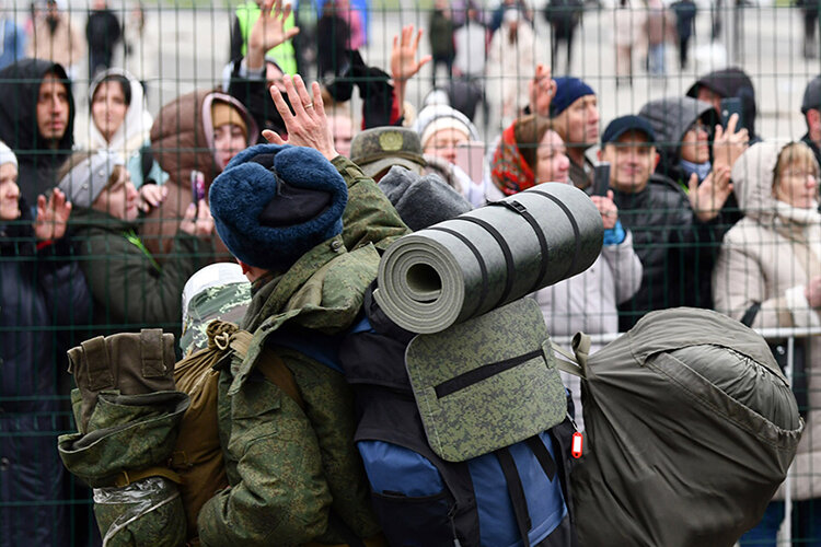    Для участников движения «Za победу!», которое возглавляет супруга мобилизованного и которое занимается сбором гуманитарной помощи, выделили помещение в поселке Дербышки для швейных работ и плетения маскировочных сетей Фото: kzn.ru