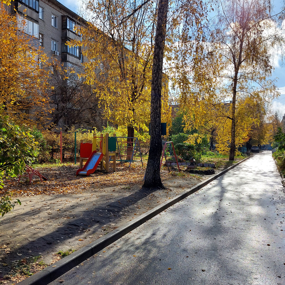 Красивые краски осени. Яркие. Не хочется дождей, снега, ветров, пасмурной погоды.