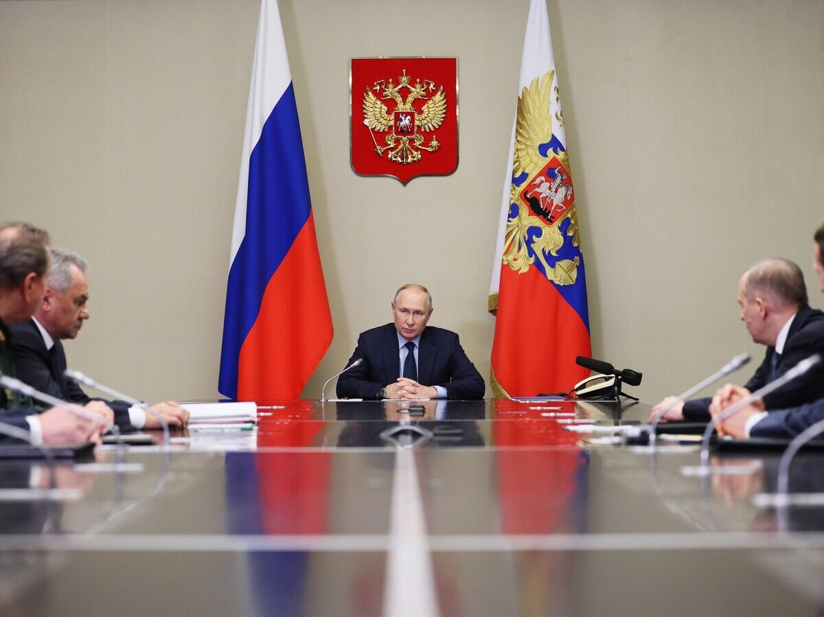    Президент РФ Владимир Путин проводит совещание, на котором обсуждается ход специальной военной операции, а также ситуация в зоне палестино-израильского конфликта© РИА Новости / POOL