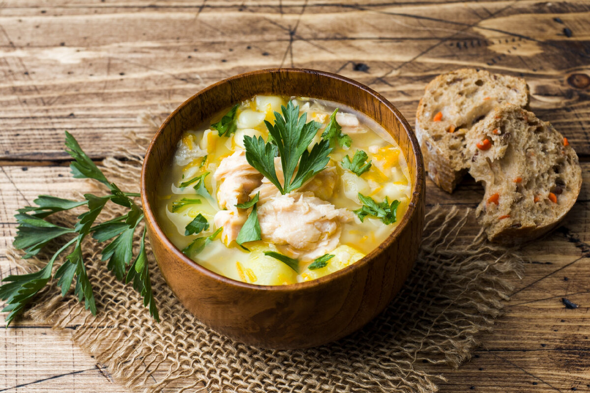Сырный суп с шпинатом и картофельными клецками - это блюдо, которое сочетает в себе нежный сырный вкус, свежесть шпината ипитательную силу картофельных клецок.