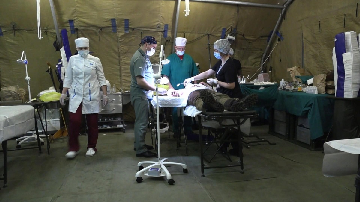 Военный врач в больнице. Полевые госпитали в Украине 2022. Военный госпиталь Украина 2022. Полевой госпиталь на Украине военный.