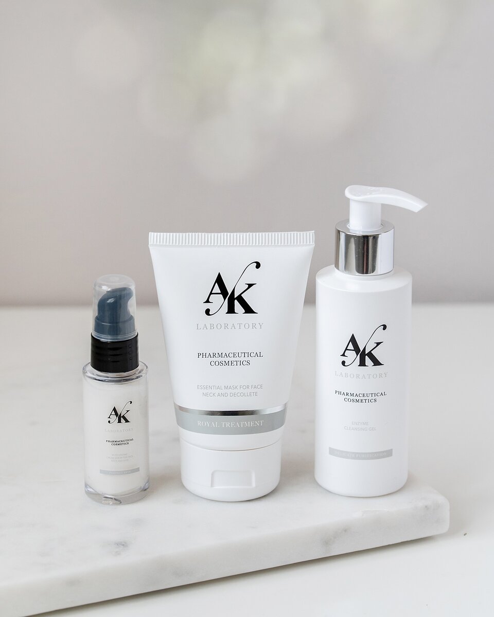 На фото представлены: Крем-сыворотка для лица, шеи и области вокруг глаз, 30ml; Маска для лица, шеи и области декольте, 125ml; Ферментативный гель для умывания, 150ml