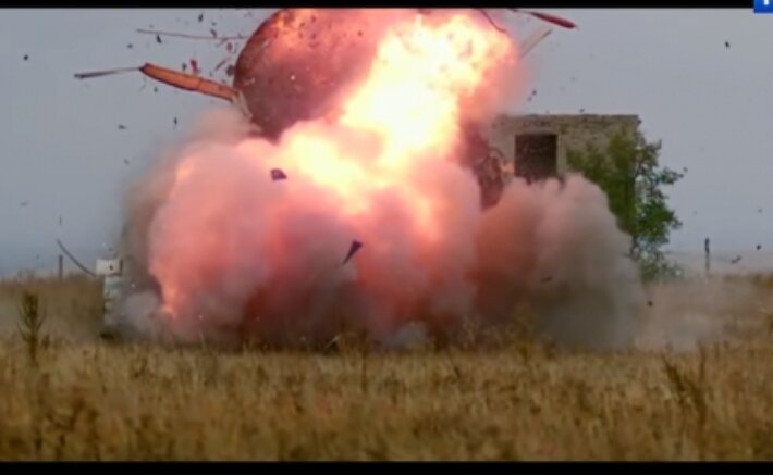 Секрет в «начинке» боеприпаса: она в два раза мощнее боевой части огнемета «Шмель». Взрыв тоже не простой: термобарический. При достижении цели боеприпас создает облако аэрозоля. Далее - мощная ударная волна, повышение температуры в месте взрыва до 1000 градусов. Атмосферный кислород выжигается и создается резкий перепад давления.