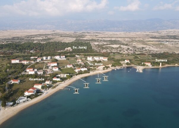 Ареальный вид северо-восточной части бухты Каске с указанием мест, где были обнаружены четыре алтаря Кальпурнии.