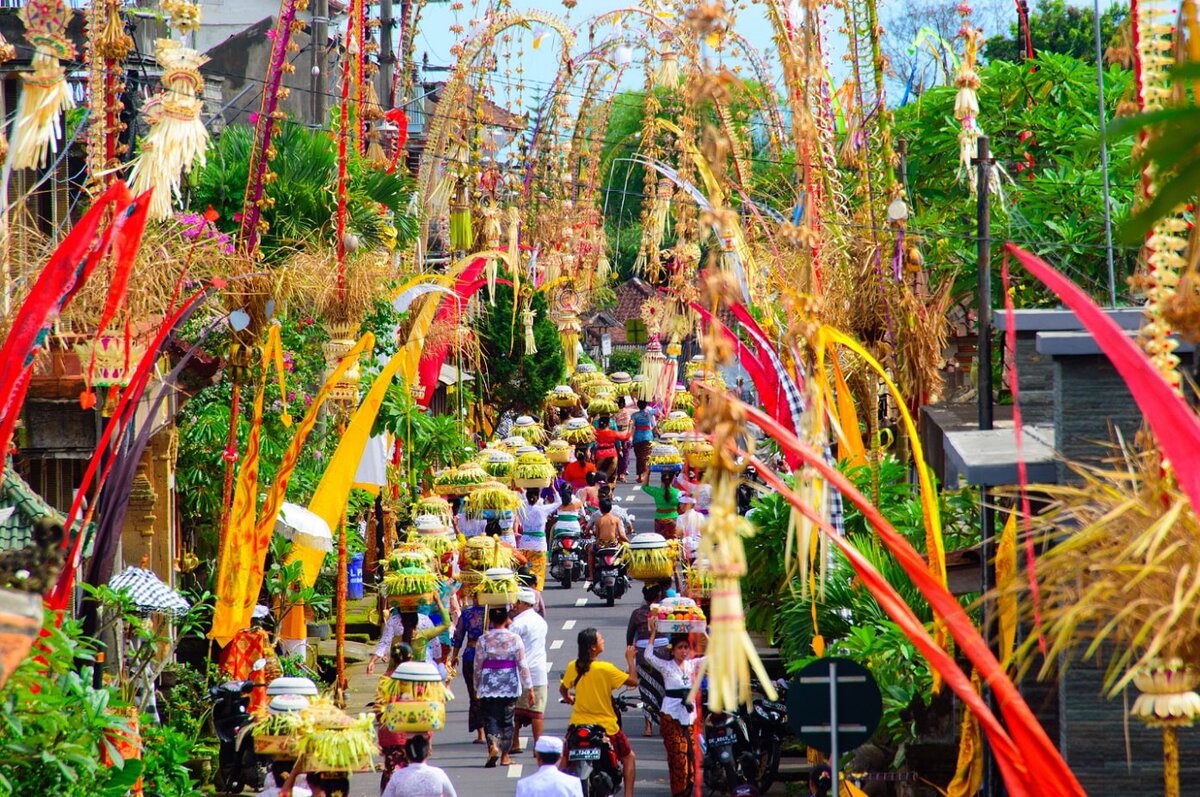 церемония меласти бали. новый год в индонезии. убуд бали. день тишины на бали. индонезия ява население.
