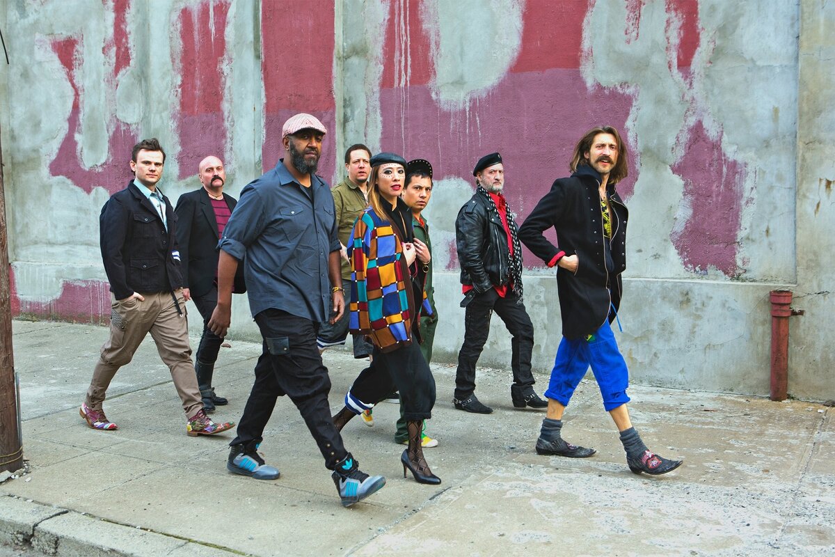 В составе рок - группы Gogol Bordello играют Евгений Гудзь (вокал), Майкл Уорд (гитара), Томас Гобина (бас – гитара), Сергей Рябцев (скрипка), Павел Невмержицкий (аккордеон), Педро Эразо (перкуссия), Элизабет Чи – Вэй Сун (перкуссия), Оливер Чарльз (ударные) и Борис Пелех (гитара)