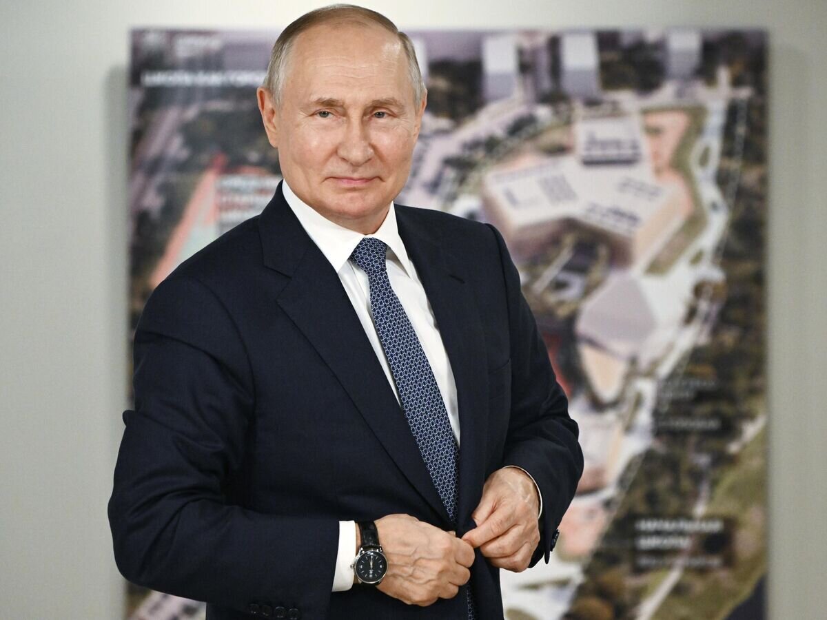    Президент РФ Владимир Путин во время посещения нового жилого корпуса президентского лицея в "Сириусе"© РИА Новости / Сергей Гунеев
