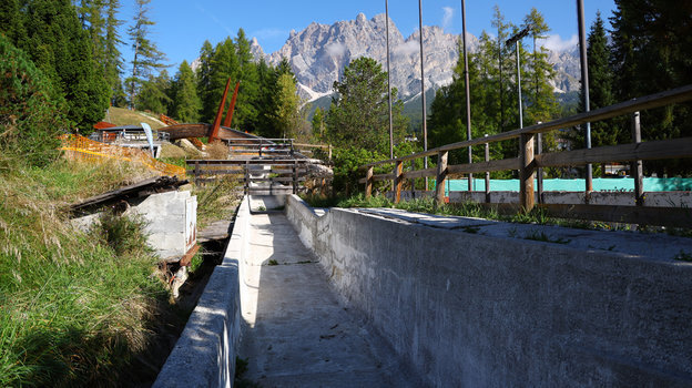    Санно-бобслейная трасса Эудженио Монти. Reuters