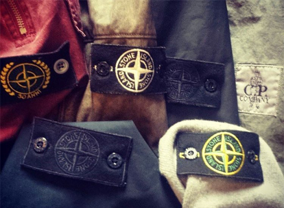 Итальянский бренд Stone Island всегда был востребован и популярен среди ценителей стиля casual. Но высокотехнологичные  материалы и инновационные ткани требуют немало вложений в производство, а значит, цена на фирменную продукцию будет соответствующей. По этой причине многие неофициальные компании выпускают на рынок большие партии подделок одежды и аксессуаров Stone Island. Причем часто можно встретить как довольно качественные дорогие подделки, так и явные фейковые вещи по низкой цене.