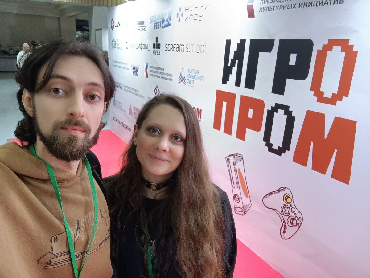 Слева от меня мой коллега-стример DonPipirka. Помогал мне на протяжении всех двух дней, за что я ему очень благодарня!