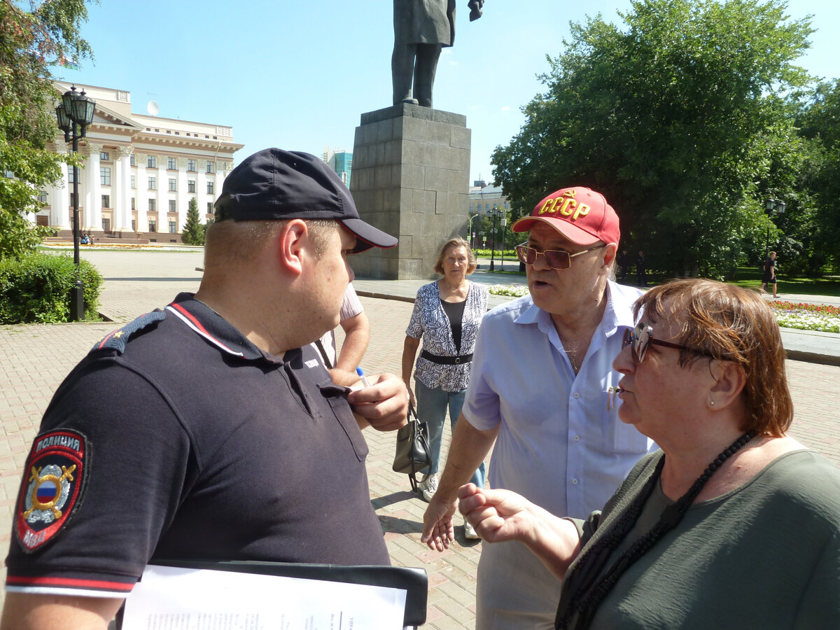 Автор (Т.Р. Целых) и А.К. Черепанов отстаивают право коммунистов проводить собрание на Центральной площади Тюмени у памятника В.И. Ленину