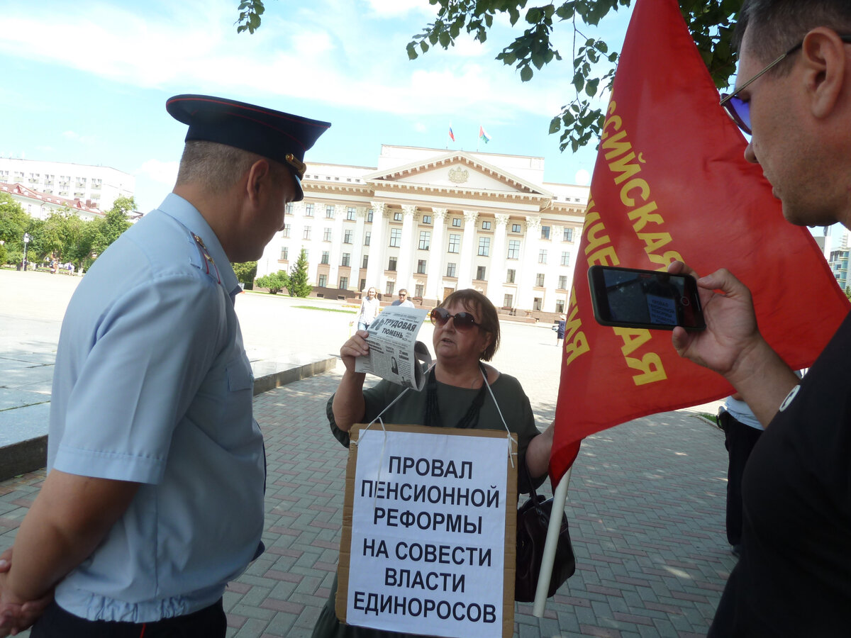 Автор с плакатом доносит свою точку зрения до майора полиции Дудникова А.В.