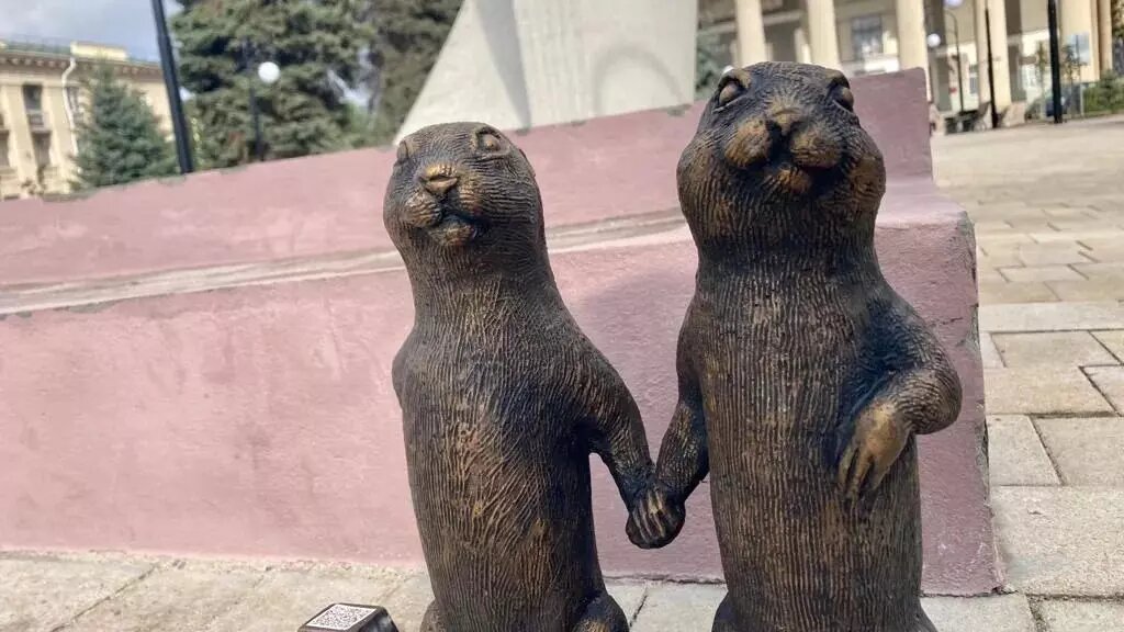     Установка фигурок сусликов возле достопримечательностей города-спутника Волгограда омрачилась вандальной выходкой неизвестных, повредивших арт-объект напротив мэрии.