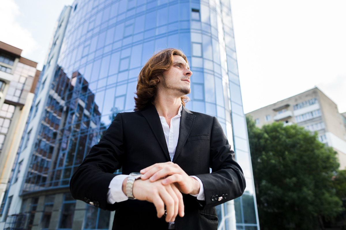 Источник изображения: https://www.freepik.com/free-photo/man-waiting-while-looking-away_5055503.htm#fromView=search&page=1&position=33&uuid=ced90f7a-238b-4b4e-a307-acff5bf16f54&query=%D0%B1%D0%B8%D0%B7%D0%BD%D0%B5%D1%81+%D0%B7%D0%B0%D1%80%D1%83%D0%B1%D0%B5%D0%B6%D0%BE%D0%BC