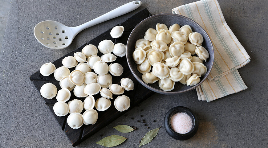 Как приготовить пельмени на сковороде со сметаной: простой рецепт и секреты
