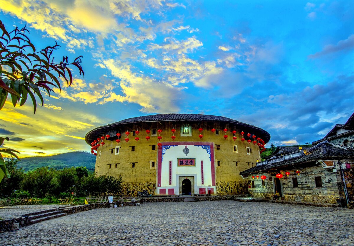 Хуайюаньлоу на закате. (ЧЖАН ЦЗЕ / ДЛЯ CHINA DAILY)