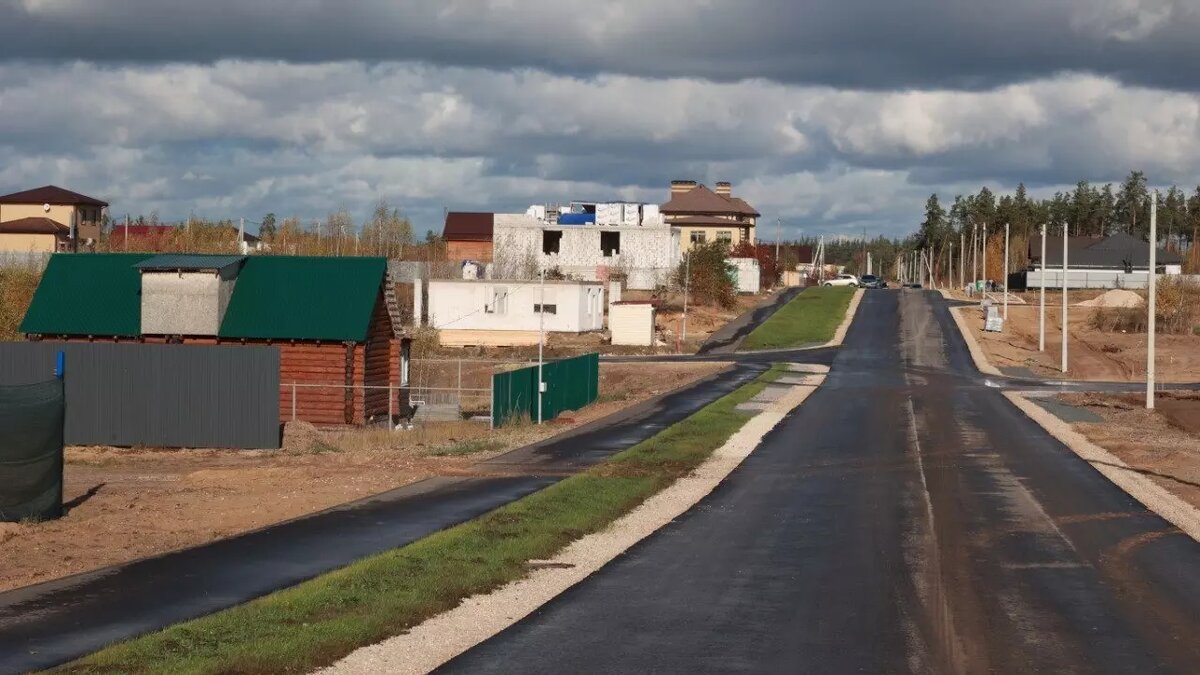     Завершилось строительство дороги в жилом комплексе «Северные ворота» в Дзержинске Нижегородской области. На возведение было выделено 82 млн рублей из бюджетов разного уровня. Об этом рассказали в пресс-службе регионального правительства.