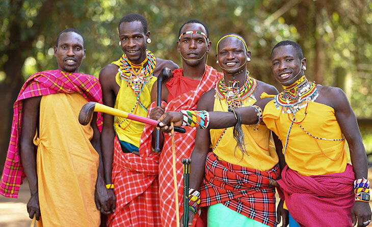 Отправляемся в саванну. В 2021 году сборная Кении обновила форму. На груди появился силуэт вытянутого по вертикали щита с торчащими из-под него копьями.