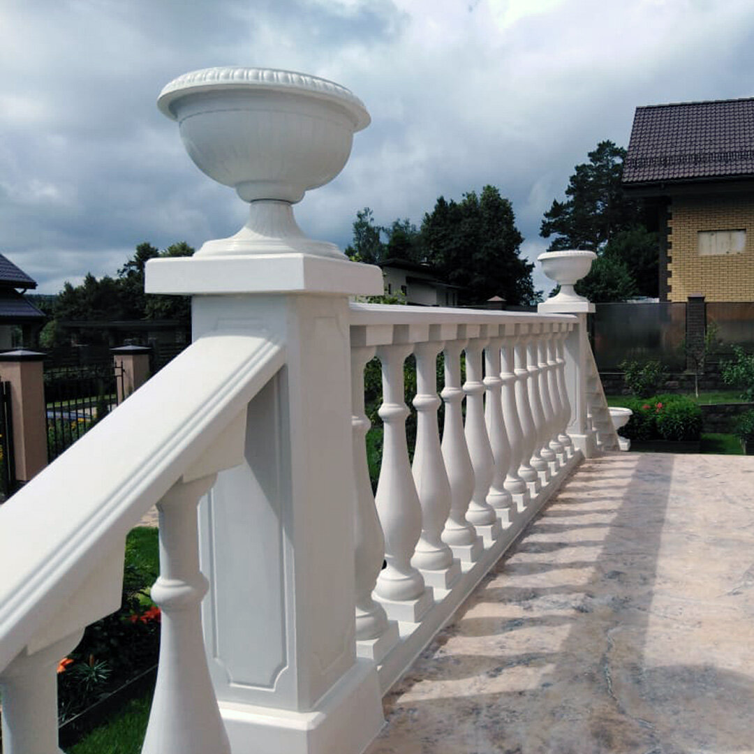 Белая балюстрада из бетона