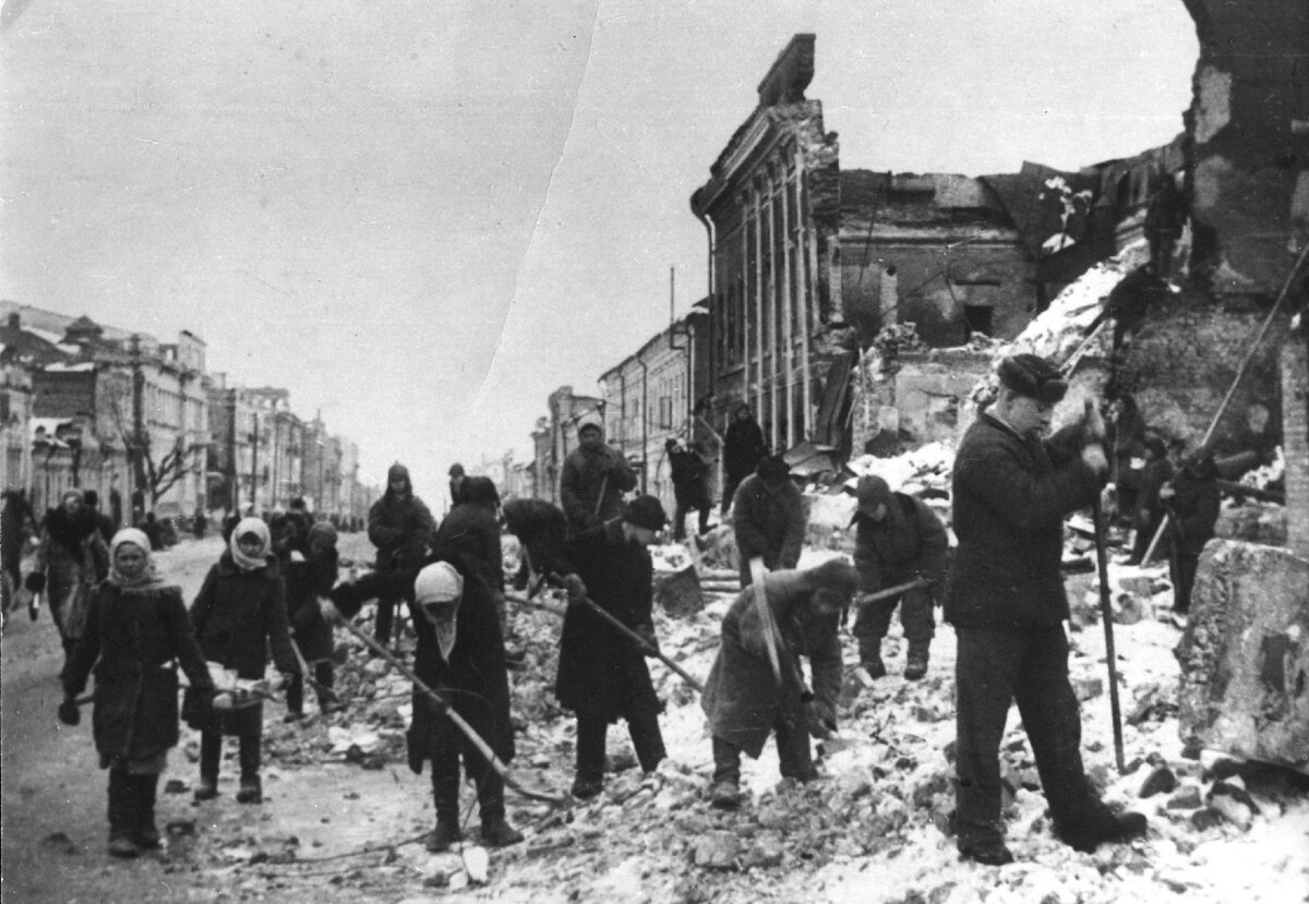 Так выглядели улицы освобожденного от нацистов Курска в феврале 1943 года