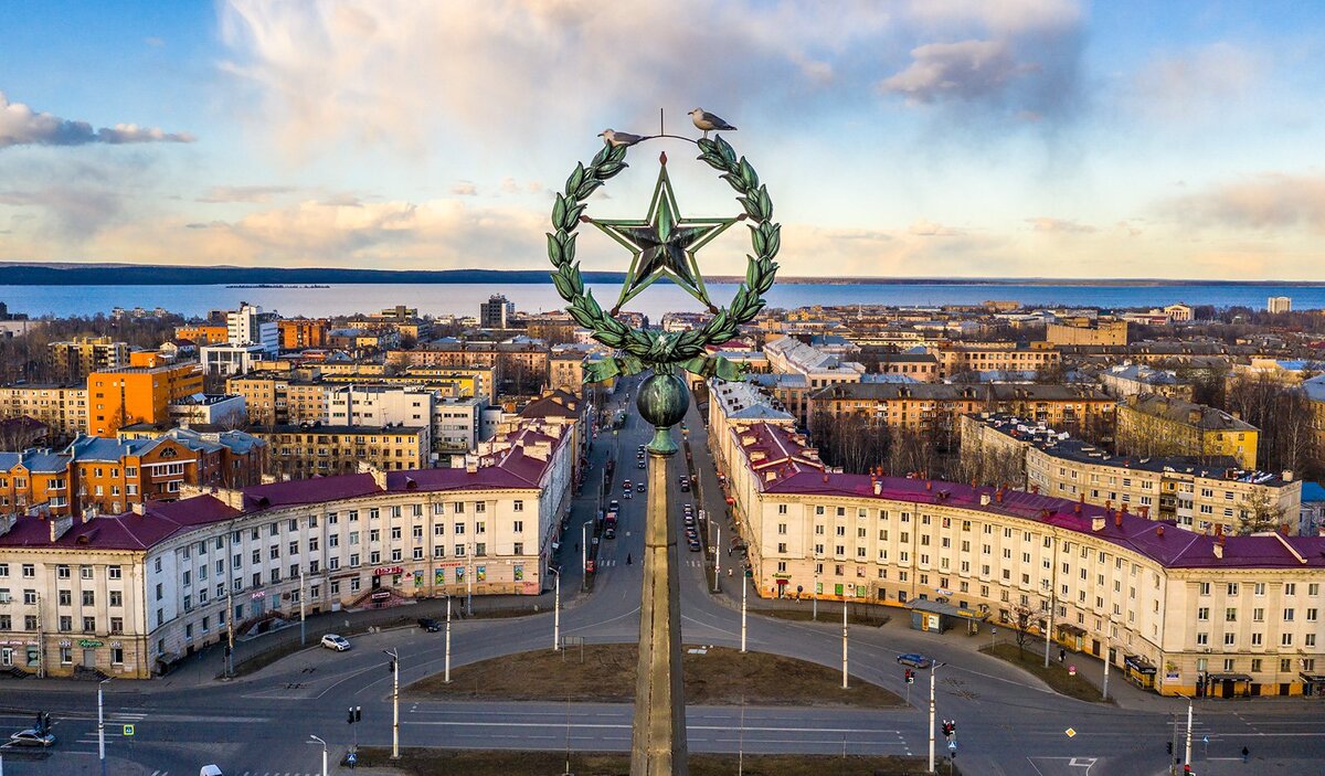 1. Петрозаводск
Путешествие начинается с Петрозаводска – столицы Карелии и крупнейшего города региона. Здесь мы познакомимся со знаменитым Онежским озером, которое является вторым по величине в Европе. На его берегах расположились парки, музеи и достопримечательности Петрозаводска.
