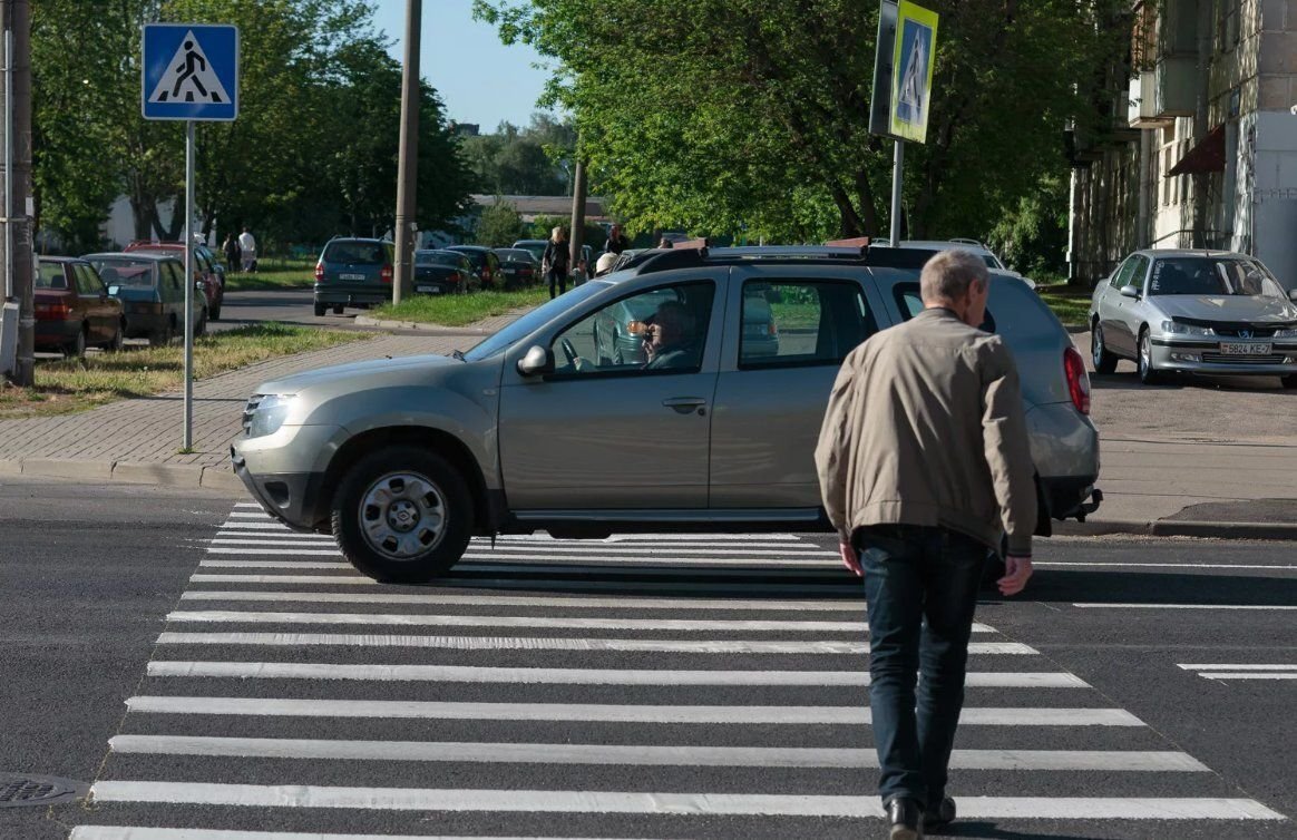 Уступать или пропускать пешеходов? Тонкости ПДД от Александра Крюгера | А4  Новости | Дзен