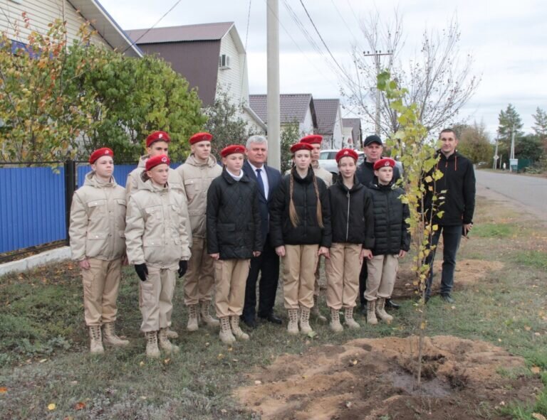    В Илеке в рамках экологической акции «Доверено Первым» высадили 25 пирамидальных тополей Кристина Просвиркина