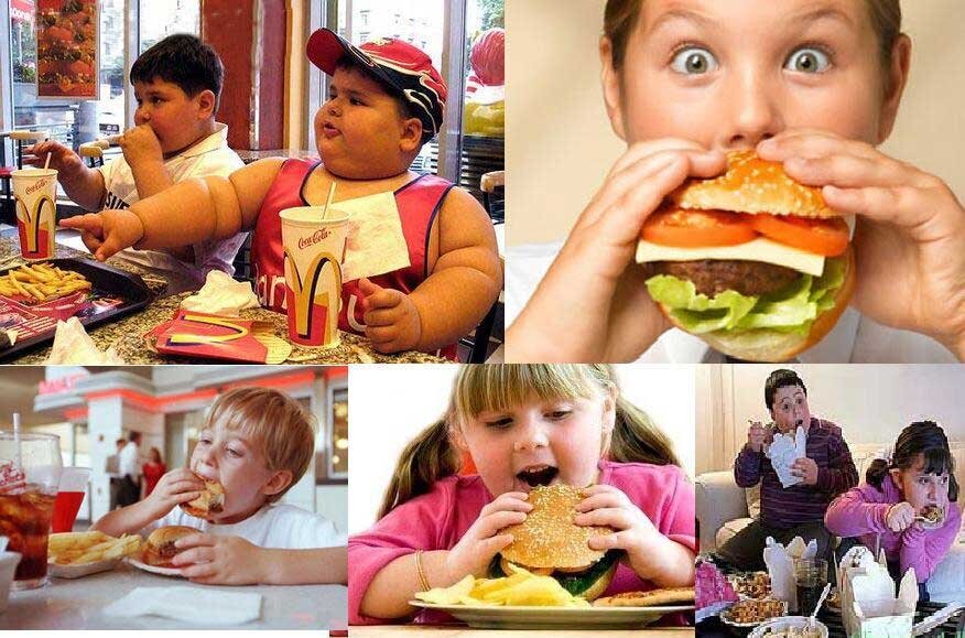 Девушка с едой. Который все кушает. Человек с едой. Недовольный ребенок. Мальчик ест суп.